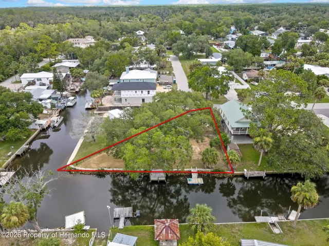6134 Island Dr, Weeki Wachee, FL 34607
