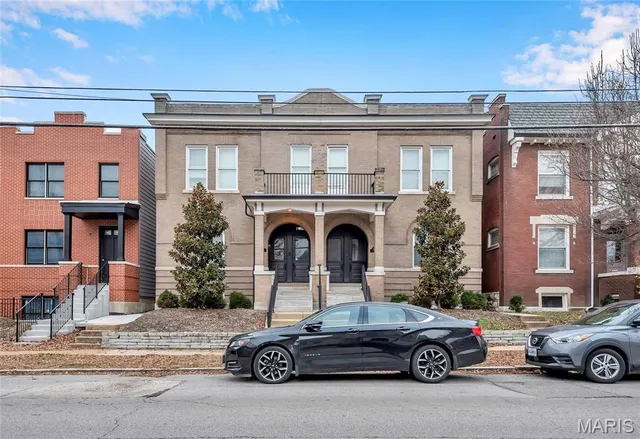 1041-1043 S  Taylor Ave, Saint Louis, MO 63110