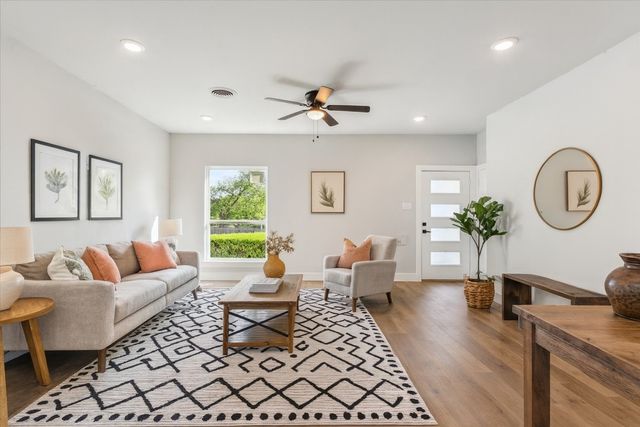 900 N  22nd St, Waco, TX 76707