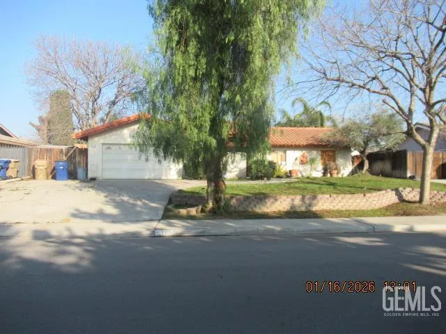 2000 Glenmont Dr, Bakersfield, CA 93309