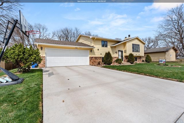 710 Sharpe Dr, Vermillion, SD 57069
