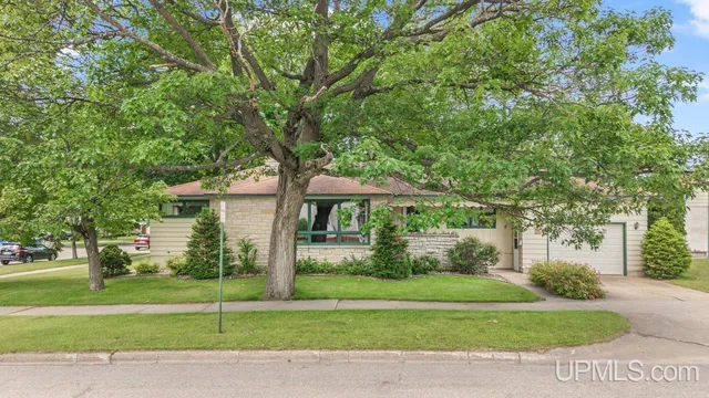 1302 Minneapolis Ave, Gladstone, MI 49837