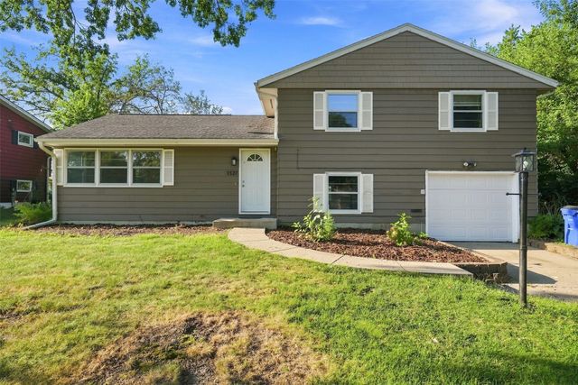 1527 29th St NE, Cedar Rapids, IA 52402