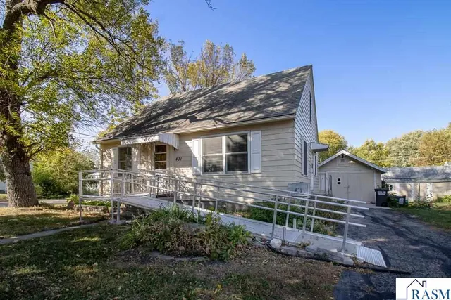 431 W  Humphrey St, Lake Crystal, MN 56055
