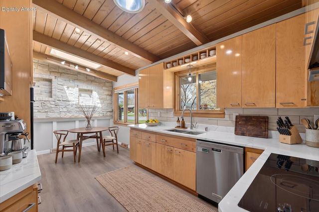 807 E Wahner PLACE, Bayside, WI 53217