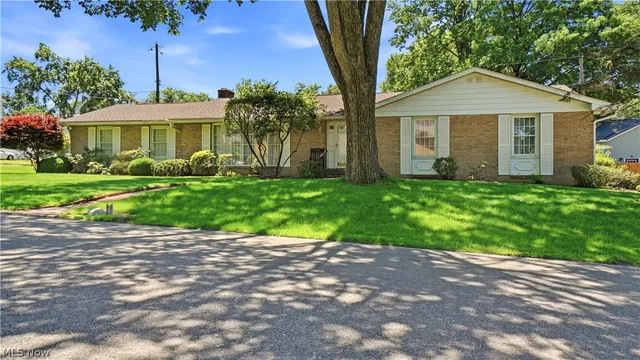 426 Coventry Cir, Zanesville, OH 43701