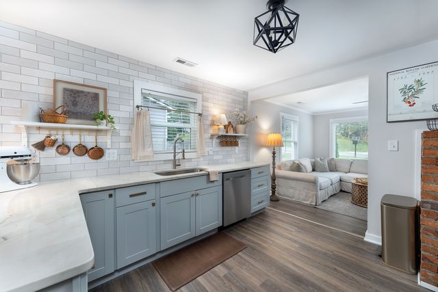 206 Aurora Dr, Asheville, NC 28805