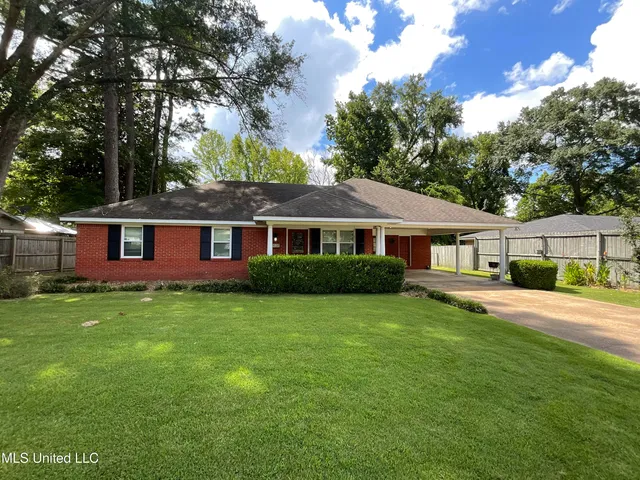 814 Windsor Rd, Grenada, MS 38901