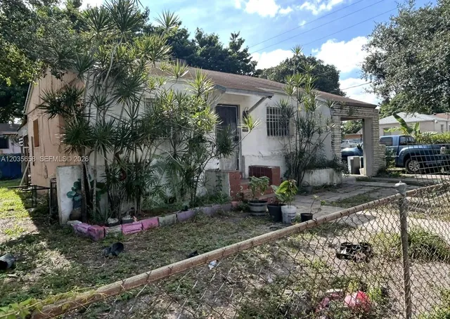 1892 NW 42nd St, Miami, FL 33142