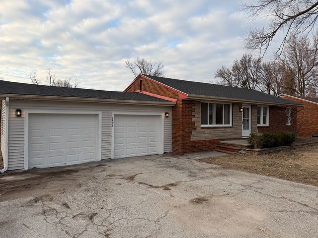 7406 Montclair Ave, Godfrey, IL 62035