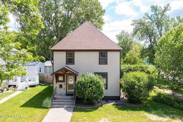821 Cottonwood St, Grand Forks, ND 58201