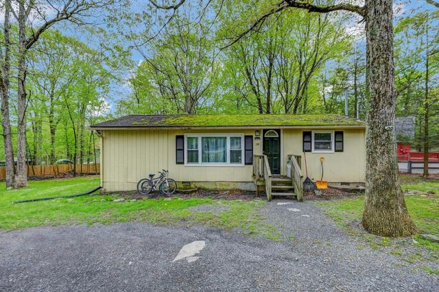 159 Sandstone Dr, Dingmans Ferry, PA 18328