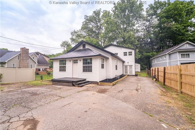 2023 Roxalana Rd, Dunbar, WV 25064