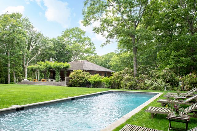 30 Woodland Dr, Southampton, NY 11968