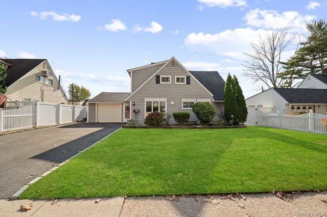 341 Red Maple Drive S, Wantagh, NY 11793