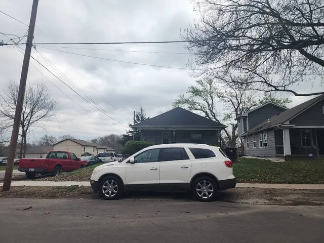 1337 N  Main St, Independence, MO 64050