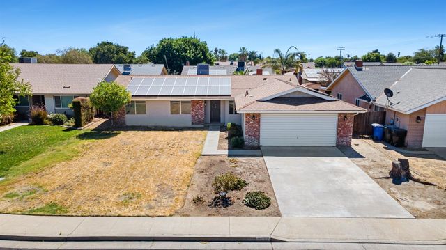 2117 Beechwood Ct, Hanford, CA 93230
