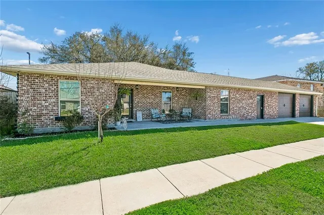 2101 Plaza Dr, Chalmette, LA 70043