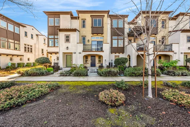 121 Fairchild Dr, Mountain View, CA 94043