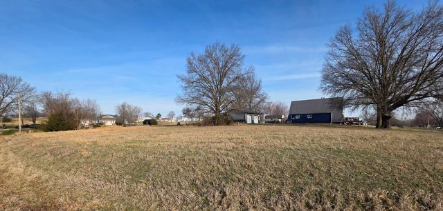 531 Country Club Square Dr, Gallatin, MO 64640