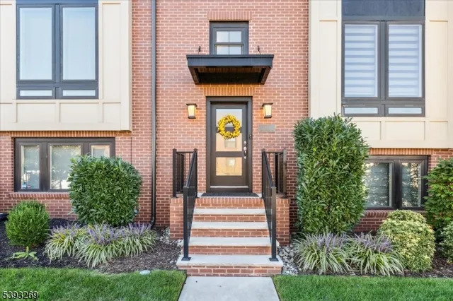 17 E Hartwick Dr, Skillman, NJ 08558