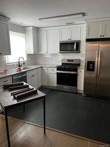 822 9th St, West Babylon, NY 11704