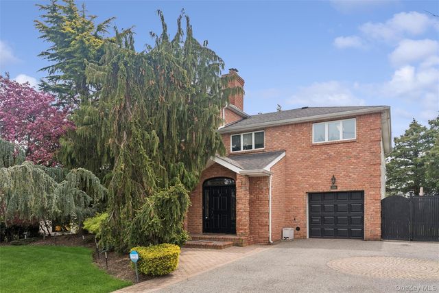 2064 Oliver Way, Merrick, NY 11566