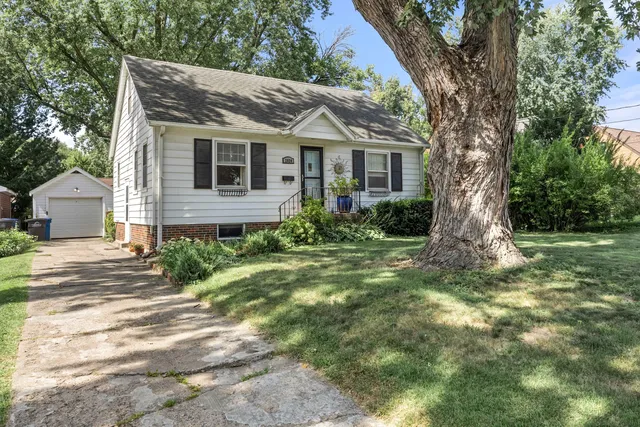 2824 44th St, Des Moines, IA 50310