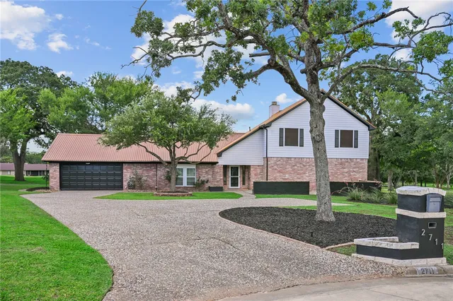 2711 Pinehurst Cir, Bryan, TX 77802