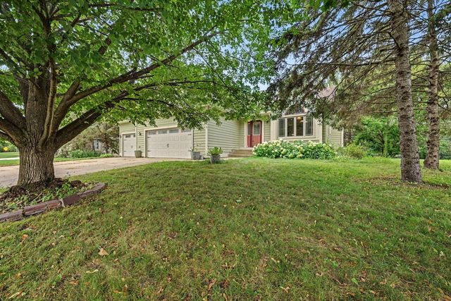 240 Woodridge Ln, Lino Lakes, MN 55014