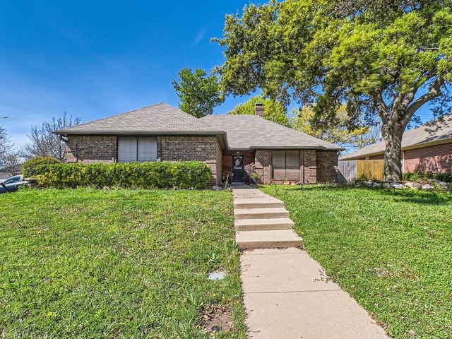 8040 Moss Rock Dr, Fort Worth, TX 76123