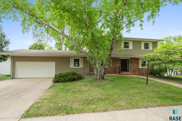 538 17th Ave S, Brookings, SD 57006
