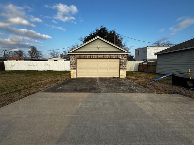 1106 Jennifer St, Madisonville, TX 77864