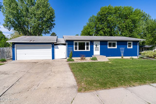 2902 Shadow Rd, Grand Forks, ND 58201