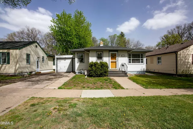 607 N  18th St, Bismarck, ND 58501
