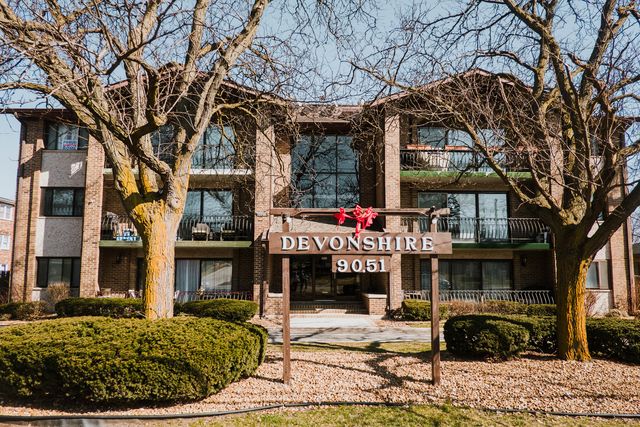 9051 S  Roberts Rd #104, Hickory Hills, IL 60457
