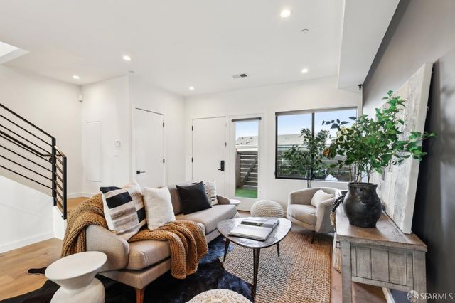 4132 3rd St #3, San Francisco, CA 94124