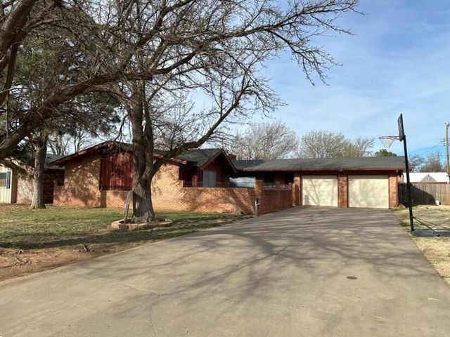 1311 Holiday Dr, Plainview, TX 79072