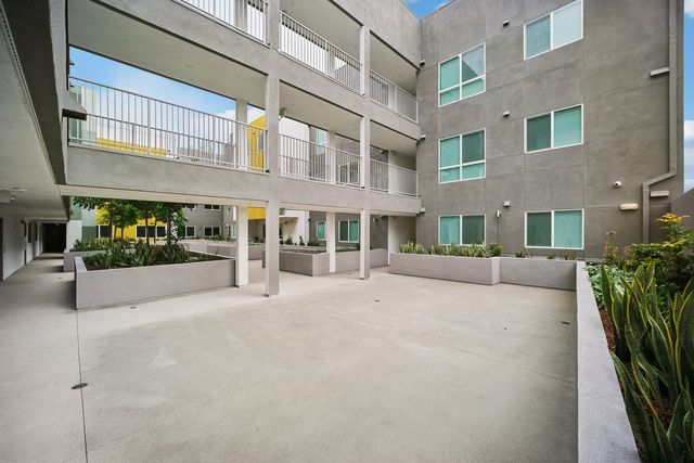 15418 Bermuda St #401, Mission Hills, CA 91345