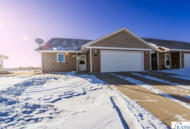 2037 Pratt Cir, Saint Peter, MN 56082