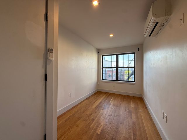 239 Scholes St #2L, Brooklyn, NY 11206