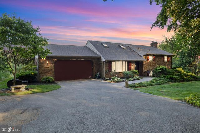6895 Jackson Dr, Seven Valleys, PA 17360