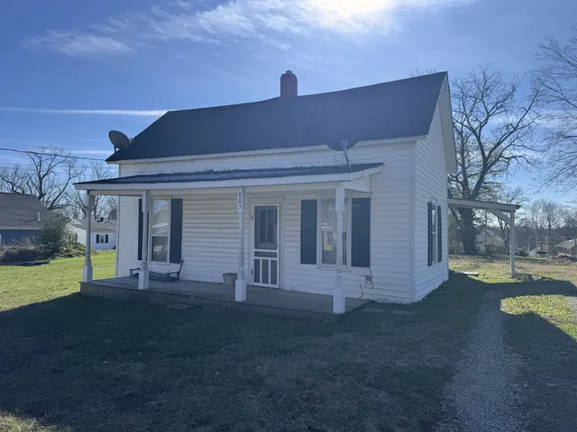 805 W  2nd St, Dickson, TN 37055