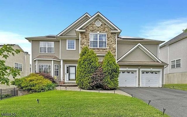 692 Skyline Dr, Lake Hopatcong, NJ 07849