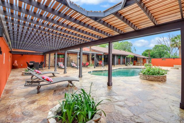 2035 S MAGNOLIA AVE, Luling, TX 78648