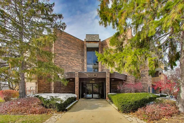 3110 Pheasant Creek Dr #104, Northbrook, IL 60062