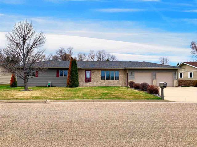 1410 6th Ave SE, Rugby, ND 58368