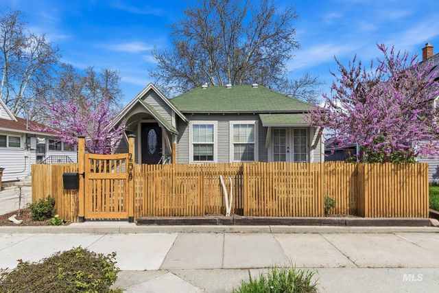 208 E  2nd St, Emmett, ID 83617
