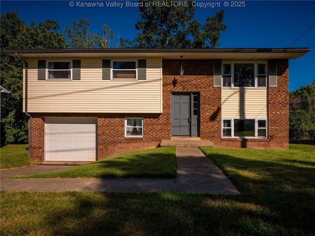 1105 Hollyberry Ln, South Charleston, WV 25309