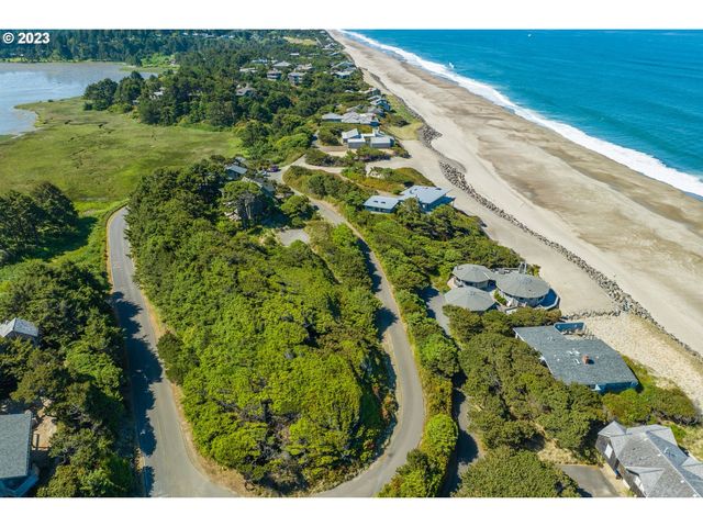 21 Spouting Whale Ln, Lincoln City, OR 97388